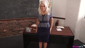 seksowna cheerleaderka daje po sobie jeździć