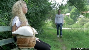 cycata laska pokazuje cipkę