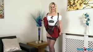 amatorka dosiada swoją zabawkę