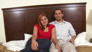 atrakcyjna brunetka z kwiatkiem