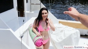 żonka jest całowana po pipce na kanapie