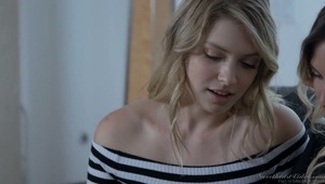 erotyczne lesbijki zabawiają się w wannie