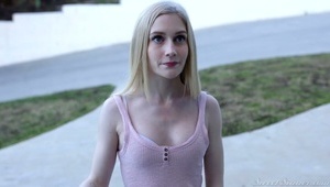 śliczna brunetka robi striptiz