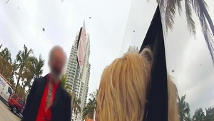 ciągnie ją za włosy