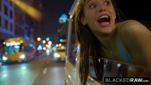 śliczna blondyna patrzy mu głęboko w oczy kiedy wali mu konia