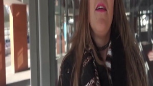 uczennica ciągnie druta po szkole