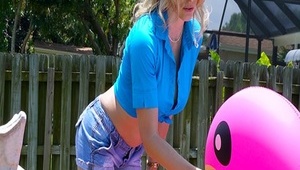 ociera się dużymi pośladkami o długiego penisa