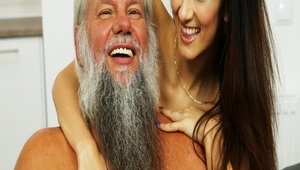 gość posuwa mu laskę