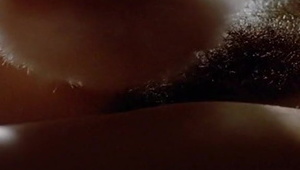 czarnowłosa niunia w pończochach lubi porządne rżnięcie