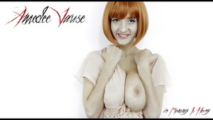 analne uczennice zabawiają się na fotelu