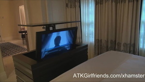 wystąpiła nago i zabrała się do pracy