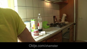 laseczka ma małe cycki które on pieści