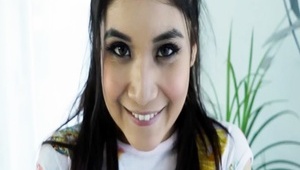 szczupła brunetka dostaje ostrą podwójną penetrację