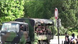 cycata blondyna szarpie dwie pały