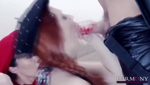 ruda laska robi striptiz i daje sobie z palca przed kamerką