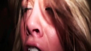 słodka uczennica rozbiera się