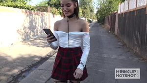 brunetka w pończochach delektuje się penisem