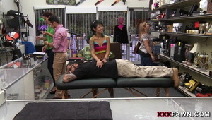 fajna brunetka zabawia się wibratorem