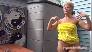 seks zabawa na różowej kanapie