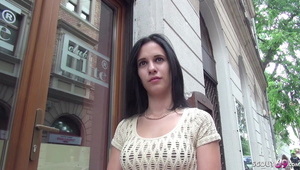 brunetka w okularach ujeżdża dildo