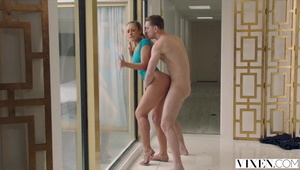 tańcząca i sprzątająca niunia