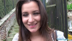 śliczna lesba z gumową zabawką na pasku