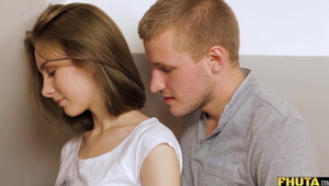 dwie młode ślicznotki z facetem w trójkącie