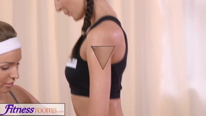 posuwa laskę w okularach na schodach