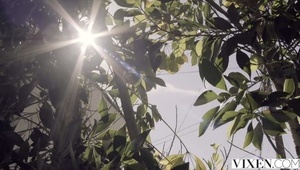 blondynka dogadza sobie na ławeczce