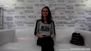 ostro ją wydymał w salonie