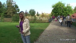 barbie rozkłąda przed nim swe nóżki