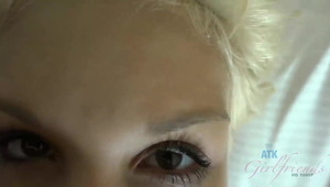 cycata niunia zabawia się dla ciebie