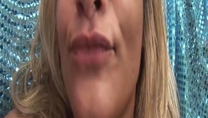 spory sprzęt między jej boskimi cycuszkami