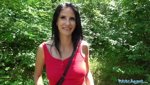 zapina nagą blondi na kanapie