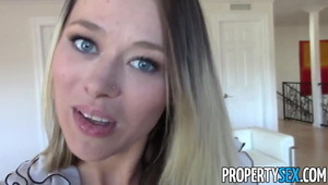 dzika brunetka rozkłąda przed nim nóżki