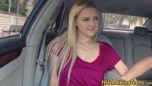 brunetka testuje analny wibrator