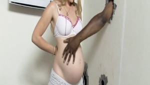 owłosiona dziewczyna w ciaży nago