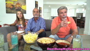 związał dwie dobre suczki i porządnie wyruchał