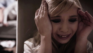 liże jej cycuszki w ogrodzie na trawie