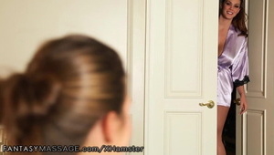 młoda suczka obrabia mu kutasa