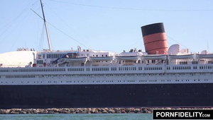 stary dziad dyma ładną tajkę