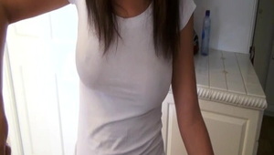 latynoska z duża dupą zdejmuje przed nim majtki