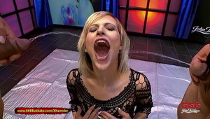 nastolatek podglądający mamuśkę pod prysznicem