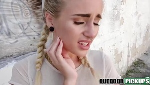 liże swoje miękkie cycuszki bo lubi