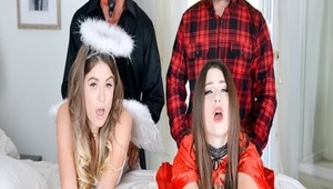 wielki chłop rozbiera fajną mamuśkę