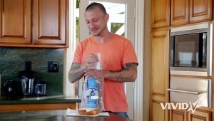 chce ją zadowolić od tyłu