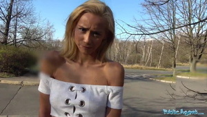 jej włosy falują podczas seksu