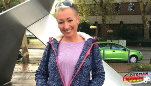 kowbojka lubi ujeżdżać konia