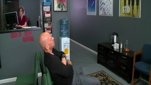 piękna modelka pozuje nago do zdjęć