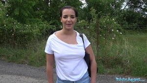 luiza pieści srom i chętnie bierze penisa do buzi